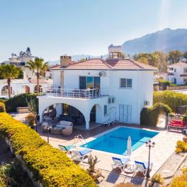 Villa Georgina with Private Pool and Sea View, hotel in Güzelyalı