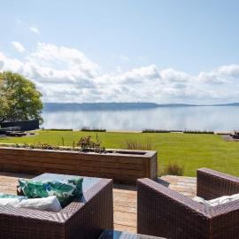 Jandals & Joy Lakefront Retreat