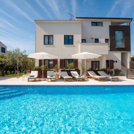 Extravagantes Apartment nur 100 Meter zum Strand mit Salzwasserpool und Jacuzzi