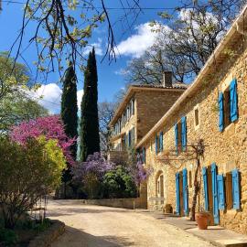 Domaine La Petite Blanchardière, 2 gîtes avec piscine au coeur des vignes à Sabran