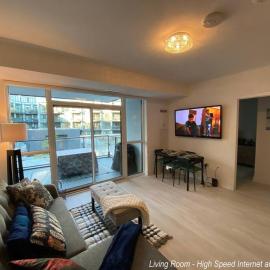 Beautiful Condo, 2 Bedrooms and a Den in Friday Harbour Resort!, hotell i Innisfil