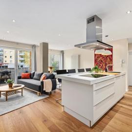EDLER WOHNRAUM Schwanenteich-Suite mit Balkon, Boxspringbett, Siemens-Kaffeevollautomat, Lift, Parkplatz & WLAN 561 Mbps, hotel in Zwickau