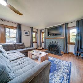 Central Erie Vacation Rental ~ 2 Mi to Beach!, Hotel in Erie