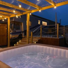 Viesnīca Horse Truck Tiny Home with Hot Tub pilsētā Ešburna