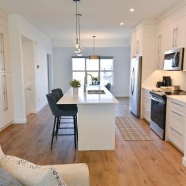 Luxury 3 Bdrm 3 Bath townhome in Chestermere, hotel di Chestermere