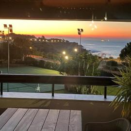 Oceanfront Lux Condo Sleeps 9, hotel em Cascais