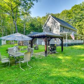 The Locke-ness Pond Cabin in Chesterville!, hotel in Wilton