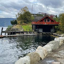 Seaside 3-bedroom Holiday home, Hotel in Balestrand
