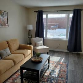 Cozy Home with Whole main floor, hotel u gradu Tander Bej