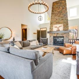 Half-Mi to Skiing: Gorgeous Granby Ranch Home!, hotel di Granby