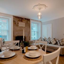 Number Twenty Seven luxury apartment, Aberdour, Fife, hotel in Aberdour
