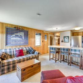 Located in Snowshoe Resort: Townhome w/ Deck!, hotel in Dunmore