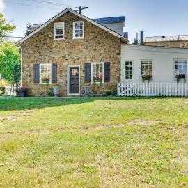 Cottage w/ Furnished Patio & Garden: Dtwn Leesburg