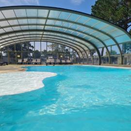 Cottage pour 6 personnes avec piscine couverte et chauffée à 300 m de la mer avec Wi-Fi et climatisé , 3 chambres, hotel in Jullouville-les-Pins