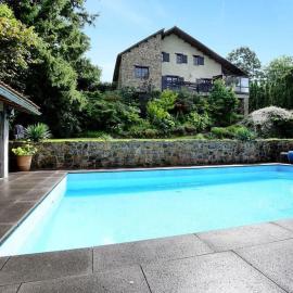 Villa met zwembad rust en ruimte, hotel em Aywaille