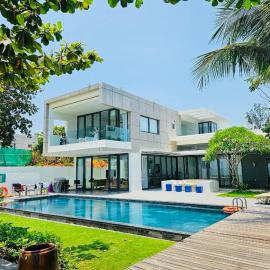 Premium BEACHFRONT VILLA 5 BEDROOMS 1000M2 SANCTUARY HO TRAM RESORT ll BBQ, hotel a Thuận Biên