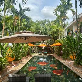 Work remotely from our Duplex Loft, King Bed, Pool & Garden, Soundbar, hotel a Siem Reap