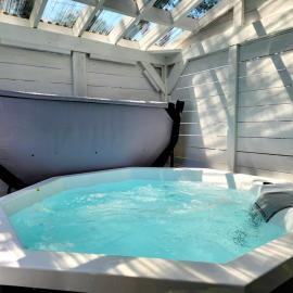 Luxury Retreat with Hot Tub - EV Chrger & Parking