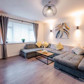 7 Beds - Spacious Apartment - Free Parking