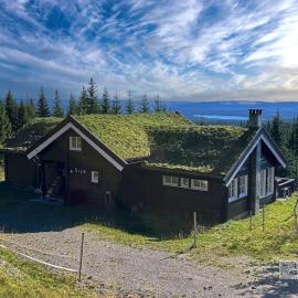 Luxury cabin Sjusjøen with hot tub, ski in-out, fireplace & WiFi, хотел в Ringsaker