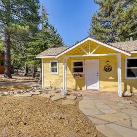 Walk to Water: Cozy Cabin in Green Valley Lake!, hotel in Green Valley Lake