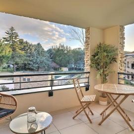 Appartement moderne - Terrasse - Piscine - Parking, hotel em Ventabren