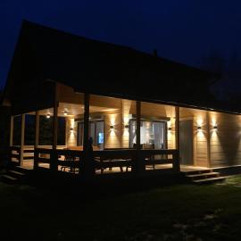 Domek drewniany nad stawem