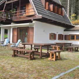 Chalet Natura La terrazza sul lago、Cavaliereのホテル