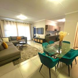 Large 3 Bedroom Apartment in Midrand, Waterfall City - More space than a hotel room - Ideal for families, groups and work trips - 16 Elizabeth Place, hotel sa Midrand