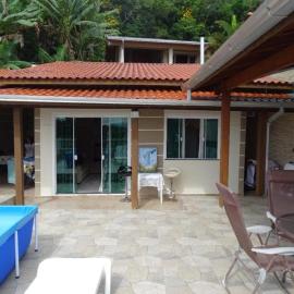 Casa na Praia Araçá, hotel em Bombas