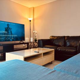 6th Floor 2-Bedroom Condo with Parking, hotel en Calgary