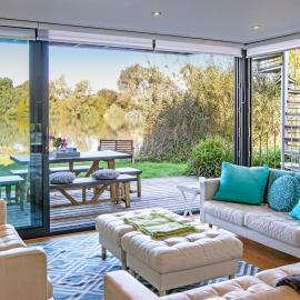 Heron's Hide - Lake-side holiday house with free spa access