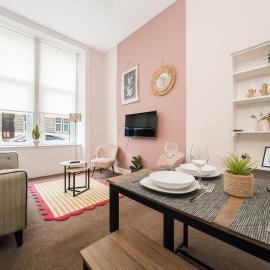4 Beds - City Gateway Getaway with Free Parking