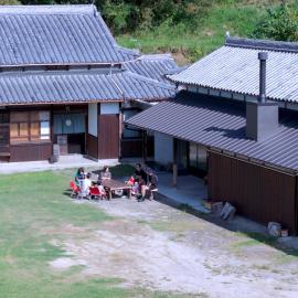 草地家 猫と図書館のある宿