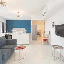 Palazzo Stella Penthouse with Jacuzzi by Vallettastay, хотел в Валета