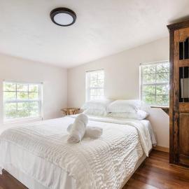 Cozy Coop Casita - Lake Travis-Hot Tub-Tiny House、オースティンのホテル