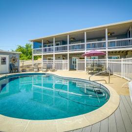 Lakeport Home w/ Stunning Lake & Mountain Views, hotel en Lakeport