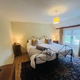 Beautifully Quaint Cottage, hotel in Yelling