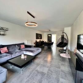 Stunning Retreat with Pool Near Brussels!, hotel en Affligem