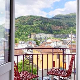 Appartement Stella 95m2 Climatisé Parking Proche Sanctuaire, hotel in Lourdes
