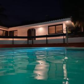 Casa estilo suizo cerca del mar، فندق في Tierra Mala