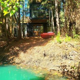 Waterfront Container House In A Magical Forest!, hotel en Waller
