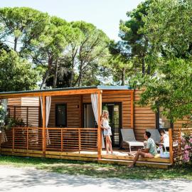 Zaton Holiday Resort Camping Homes, hotel di Zaton