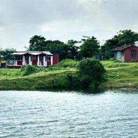 Hotel Mauli Agro Farm Dam View Resort, hotel di Satara