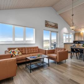 3BR Fishing Cabin with Hot Tub – hotel w mieście Reykholt