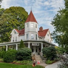 Kingsley House Bed & Breakfast - Full Home, hotel in Fennville
