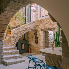 Grande maison de charme au coeur de Goult، فندق في جول