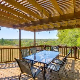 Kansas Gem w/ Fire Pit & Views: 10 Mi to Dtwn!, hotel i Manhattan
