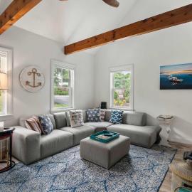 Pond Front Home w Game Room Dog Friendly, hotell i Chatham