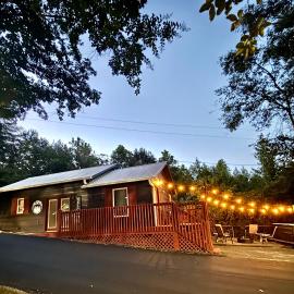Smores Retreat - Minutes from PF Parkway! Hot tub and fire pit!